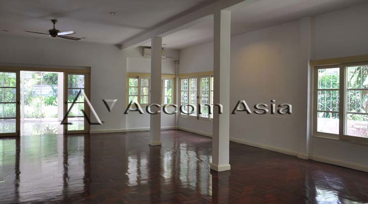 รูป 🔼🔽 AccomA 📩 Colonial-style home with spacious layout and steel kitchen (10002403) - รูปที่ 10/20