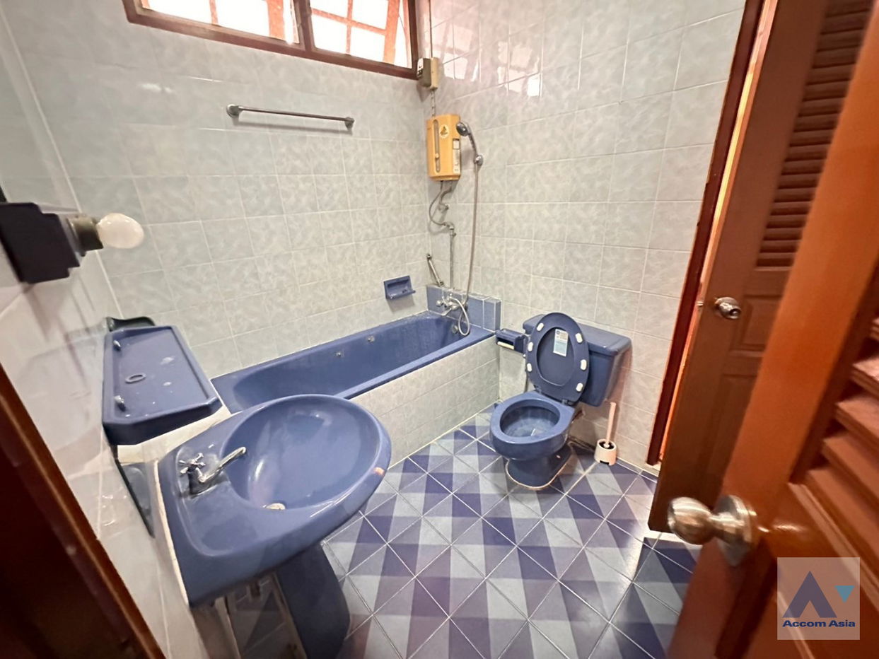 รูป 🔼🔽 AccomA 📩  Warm family house with wood floors and classic charm in Sathorn (AA35228) - รูปที่ 15/19