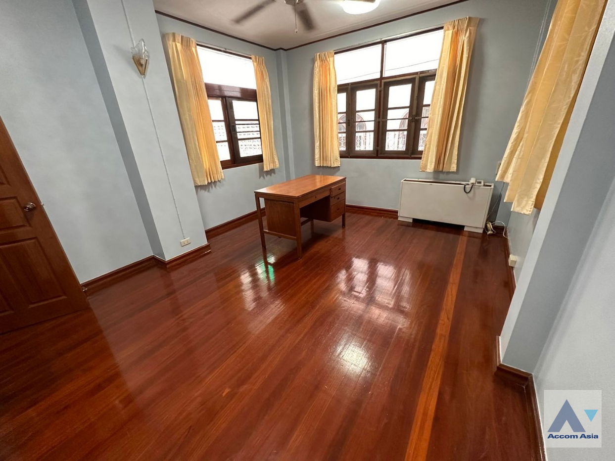 รูป 🔼🔽 AccomA 📩  Warm family house with wood floors and classic charm in Sathorn (AA35228) - รูปที่ 13/19