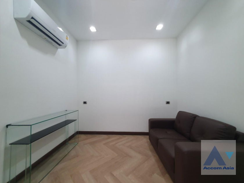 picture 🔼🔽 AccomA 📩 Big Balcony,Newly renovated,Fully Furnished 3 BR House in Khlong Ton Nuea (AA35536) - 15/20