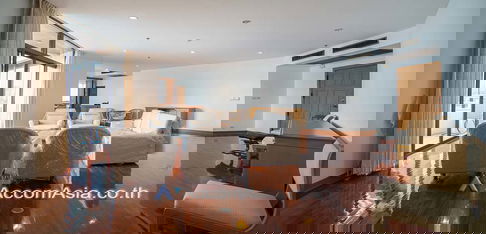 🔼🔽 AccomA 📩 Classic-style condo with light-filled interiors and city views (AA28974)