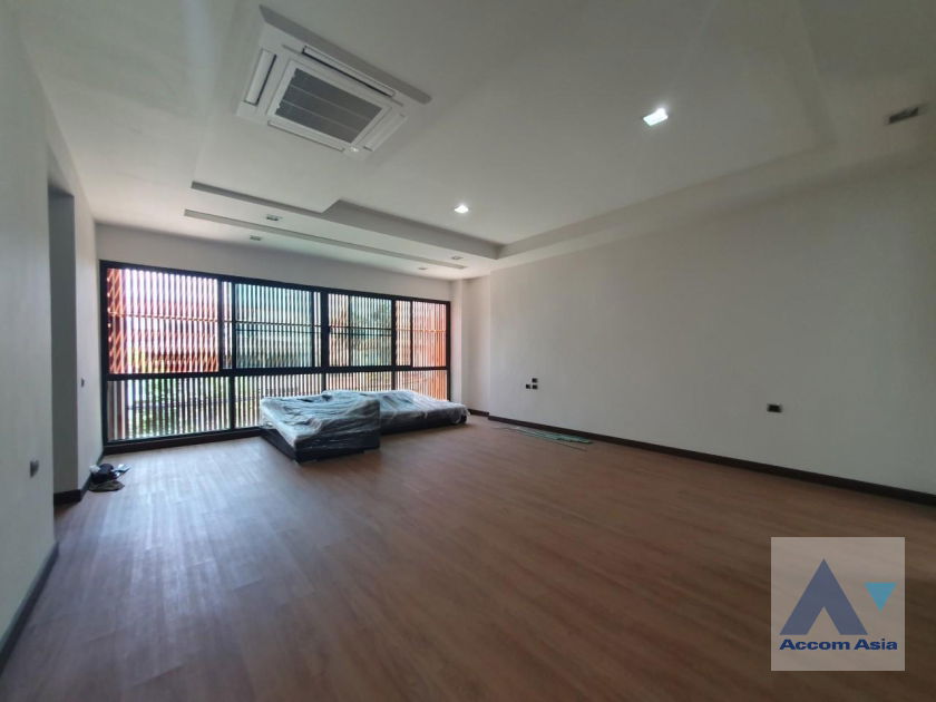 picture 🔼🔽 AccomA 📩 Big Balcony,Newly renovated,Fully Furnished 3 BR House in Khlong Ton Nuea (AA35536) - 19/20