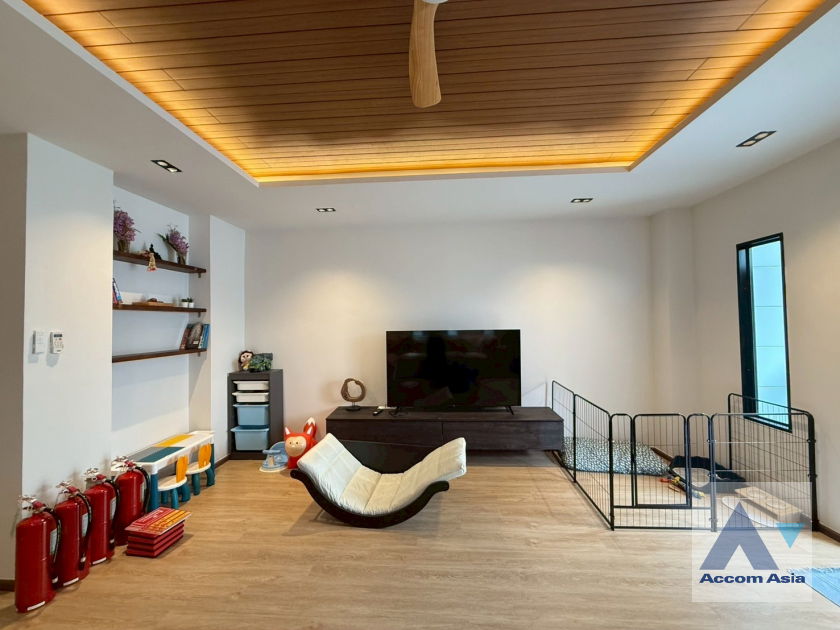 picture 🔼🔽 AccomA 📩  4 BR Townhouse in Khlong Ton Nuea (AA43819) - 2/20