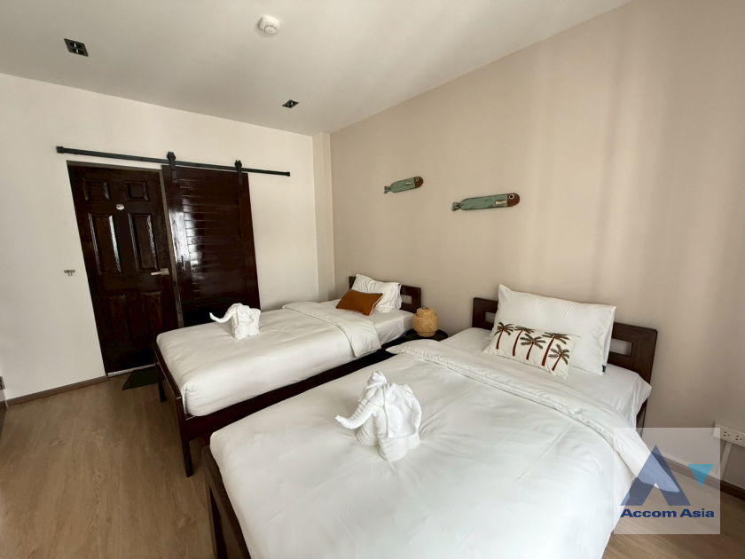 picture 🔼🔽 AccomA 📩  4 BR Townhouse in Khlong Ton Nuea (AA43819) - 12/20