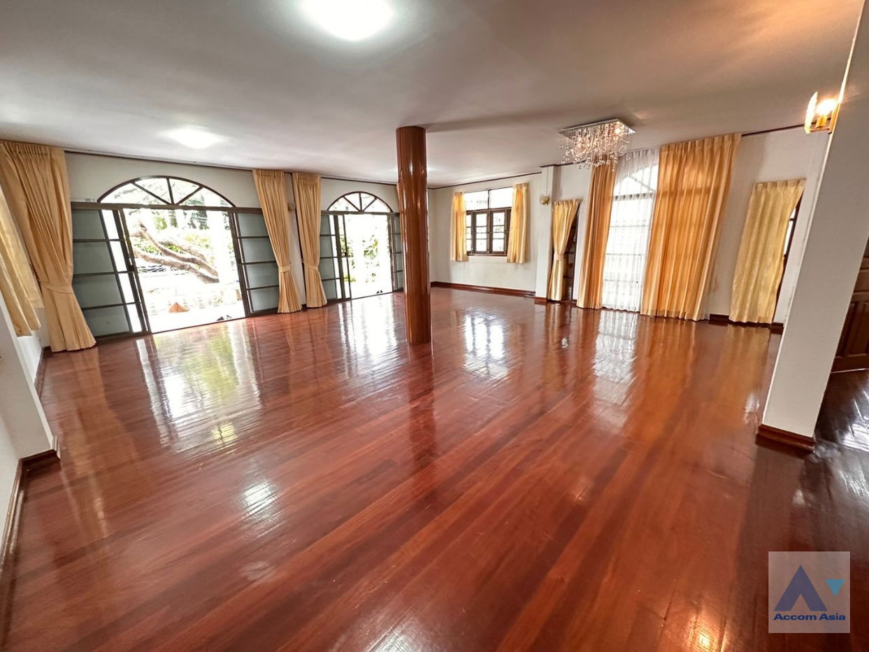 รูป 🔼🔽 AccomA 📩  Warm family house with wood floors and classic charm in Sathorn (AA35228) - รูปที่ 3/19