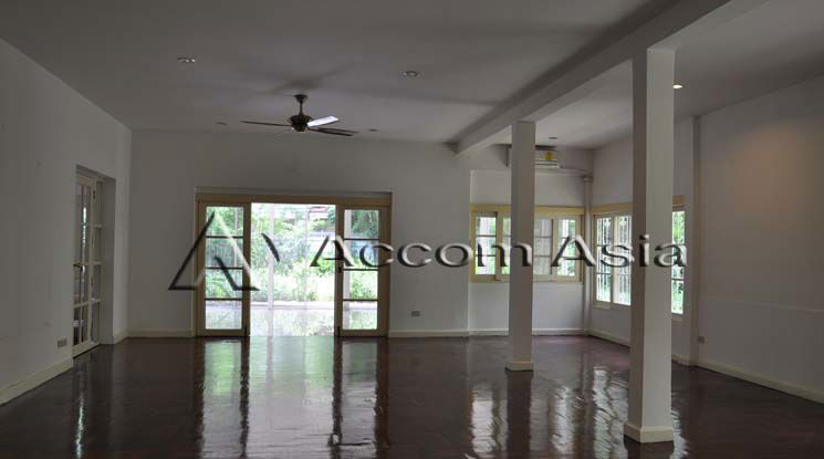 รูป 🔼🔽 AccomA 📩 Colonial-style home with spacious layout and steel kitchen (10002403) - รูปที่ 9/20