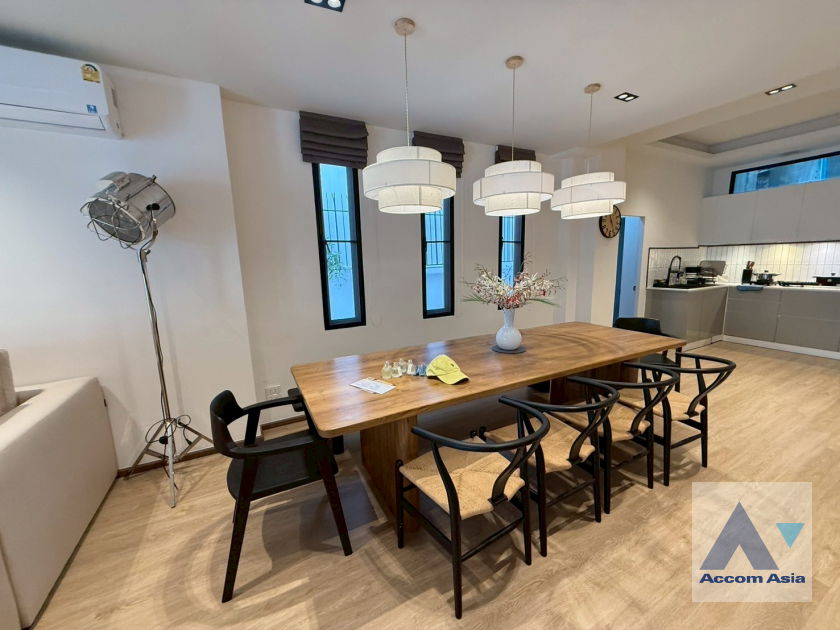 picture 🔼🔽 AccomA 📩  4 BR Townhouse in Khlong Ton Nuea (AA43819) - 3/20