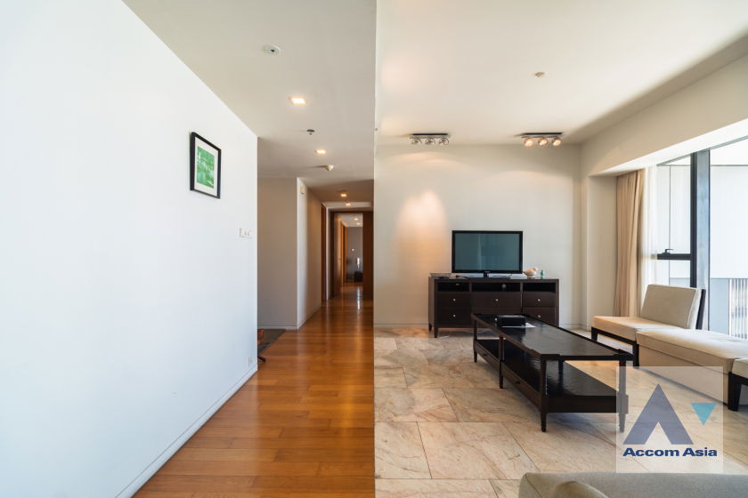 picture 🔼🔽 AccomA 📩 Modern condo with glass walls and wooden built-ins (1518394) - 5/20