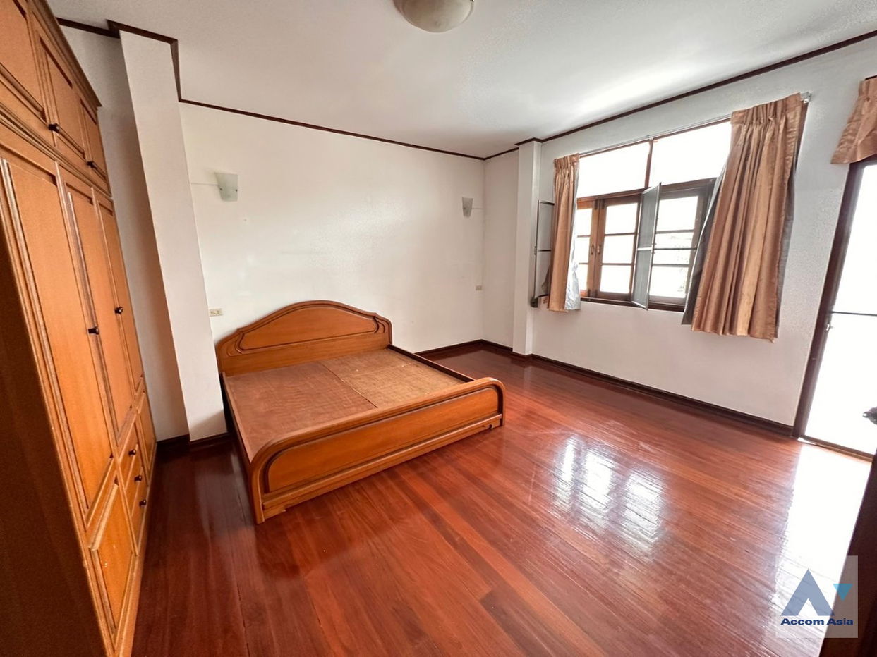 รูป 🔼🔽 AccomA 📩  Warm family house with wood floors and classic charm in Sathorn (AA35228) - รูปที่ 11/19
