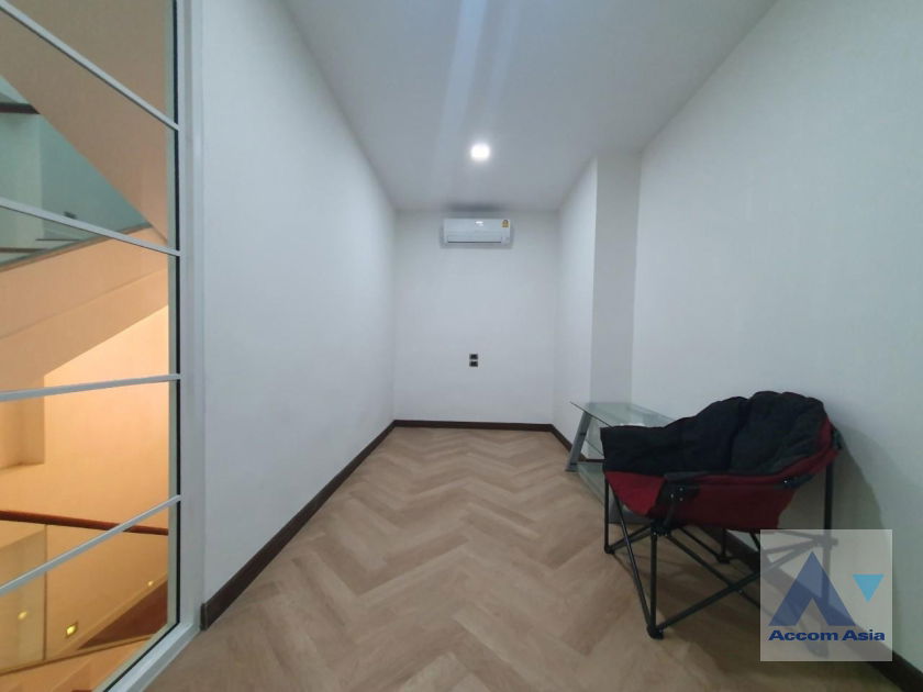 picture 🔼🔽 AccomA 📩 Big Balcony,Newly renovated,Fully Furnished 3 BR House in Khlong Ton Nuea (AA35536) - 12/20