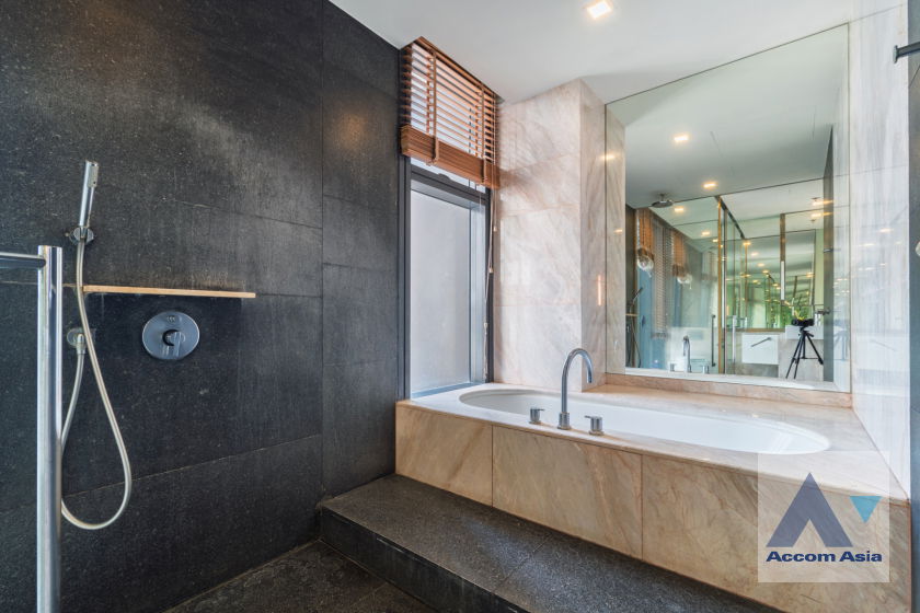 picture 🔼🔽 AccomA 📩 Modern condo with glass walls and wooden built-ins (1518394) - 17/20