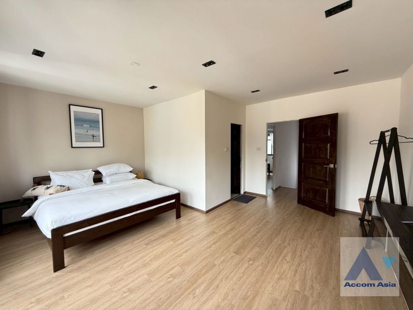 picture 🔼🔽 AccomA 📩  4 BR Townhouse in Khlong Ton Nuea (AA43819) - 8/20