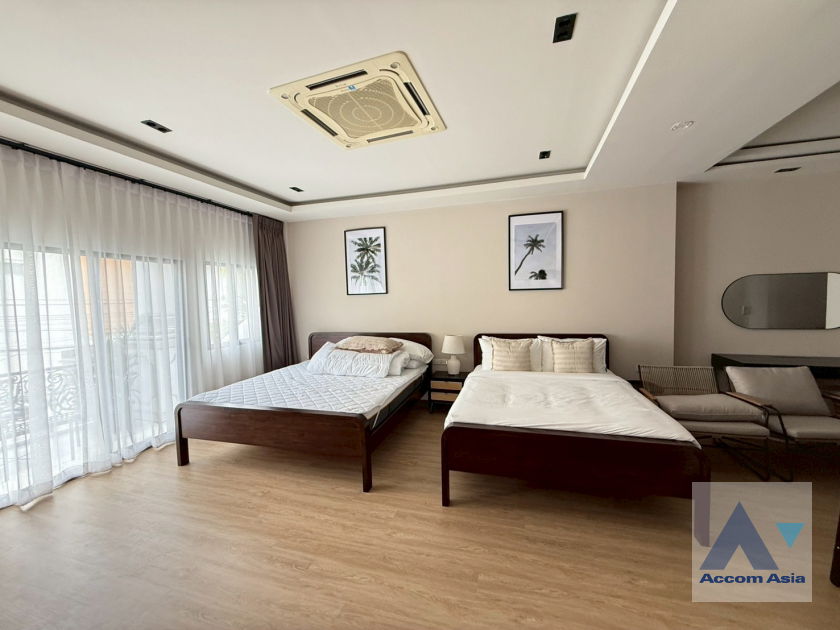 picture 🔼🔽 AccomA 📩  4 BR Townhouse in Khlong Ton Nuea (AA43819) - 14/20