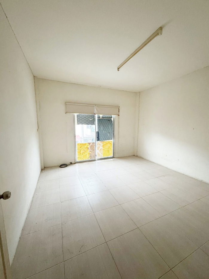 รูป ⸻ 🔥 บ้านราคาต่ำล้าน ทำเลดี ใกล้รถไฟฟ้า – รีโนเวทต่อปัง ทำกำไรชัวร์! 🏚️ ขายบ้านตามสภาพ เพียง 900,000 บาท - รูปที่ 3/4