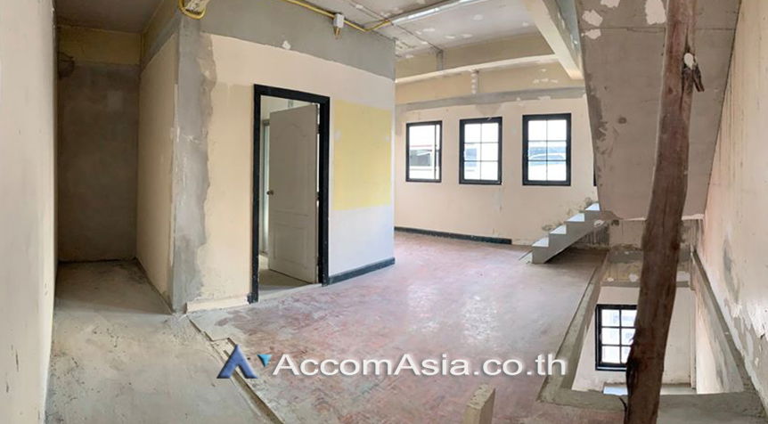 picture 🔼🔽 AccomA 📩 Home Office 2 BR Townhouse in Khlong Toei Nuea (AA26696) - 2/5