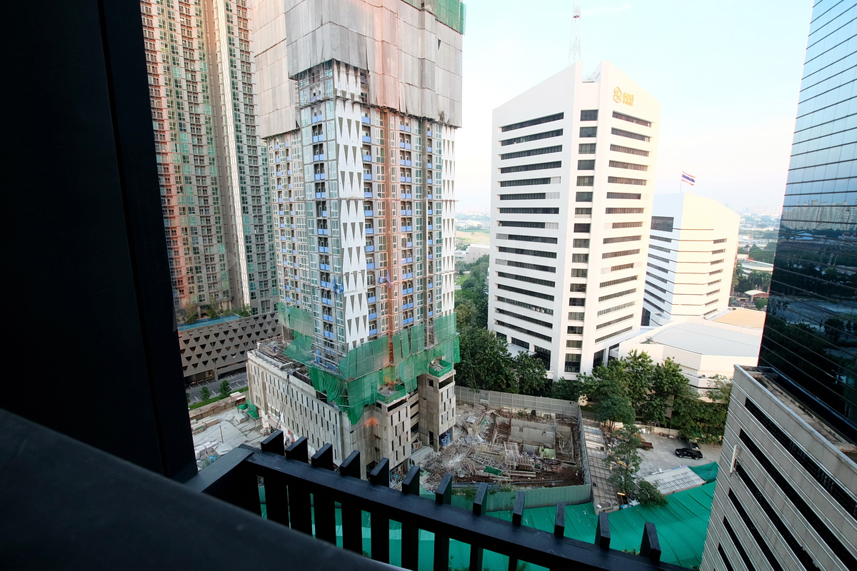 picture Ivy Ampio Ultimate Luxury Lifestyle with Convenience near MRT Cultural Center of Thailand Station - 5/10