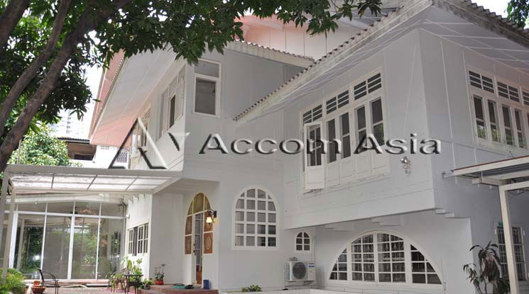 รูป 🔼🔽 AccomA 📩 Colonial-style home with spacious layout and steel kitchen (10002403) - รูปที่ 1/20
