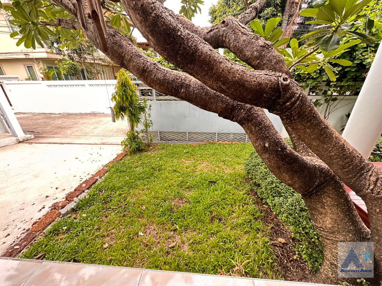 รูป 🔼🔽 AccomA 📩  Warm family house with wood floors and classic charm in Sathorn (AA35228) - รูปที่ 19/19