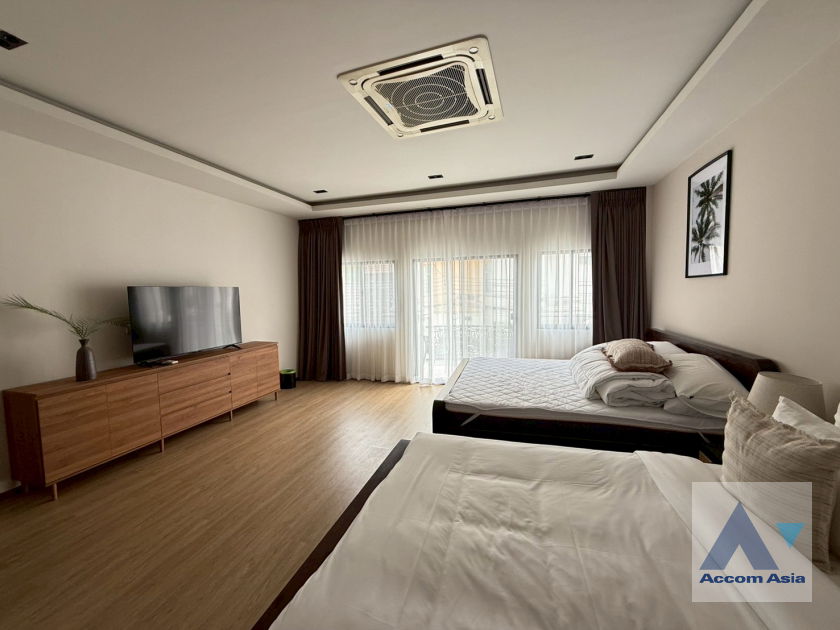 picture 🔼🔽 AccomA 📩  4 BR Townhouse in Khlong Ton Nuea (AA43819) - 15/20