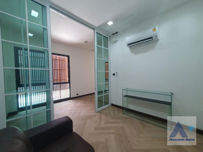 picture 🔼🔽 AccomA 📩 Big Balcony,Newly renovated,Fully Furnished 3 BR House in Khlong Ton Nuea (AA35536) - 17/20