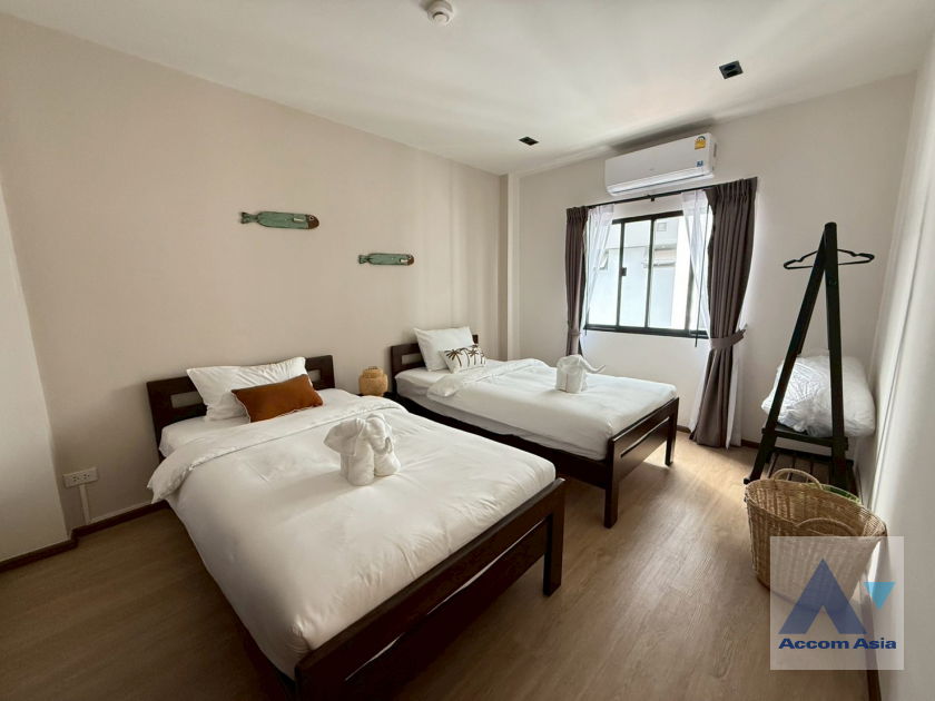 picture 🔼🔽 AccomA 📩  4 BR Townhouse in Khlong Ton Nuea (AA43819) - 10/20
