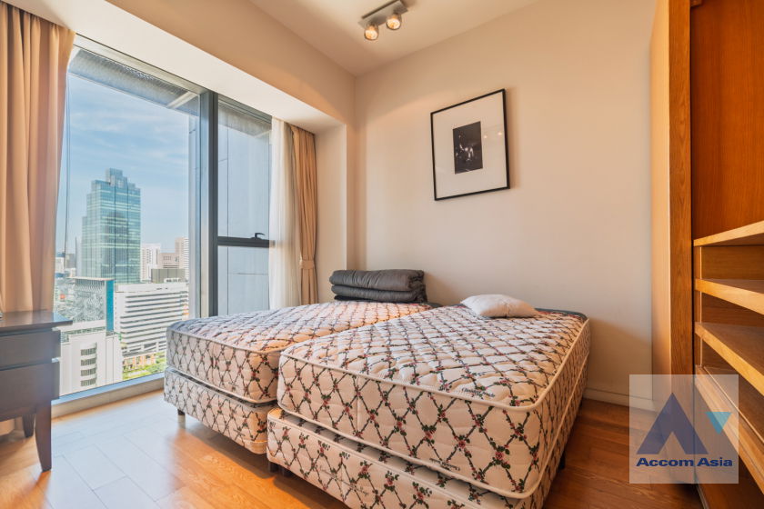 picture 🔼🔽 AccomA 📩 Modern condo with glass walls and wooden built-ins (1518394) - 20/20
