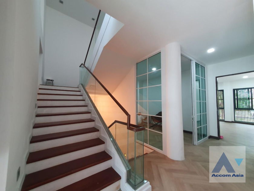 picture 🔼🔽 AccomA 📩 Big Balcony,Newly renovated,Fully Furnished 3 BR House in Khlong Ton Nuea (AA35536) - 14/20