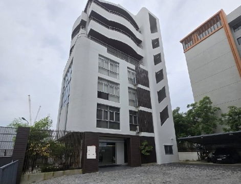 ให้เช่าอาคารสำนักงาน 8 ชั้น มีลิฟท์โดยสารในอาคาร ซอยศรีนครินทร์ 40 เข้าซอยไม่ลึก ที่จอดรถ 14 คัน  เหมาะเป็นสำนักงาน 