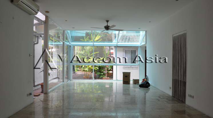 รูป 🔼🔽 AccomA 📩 Colonial-style home with spacious layout and steel kitchen (10002403) - รูปที่ 11/20