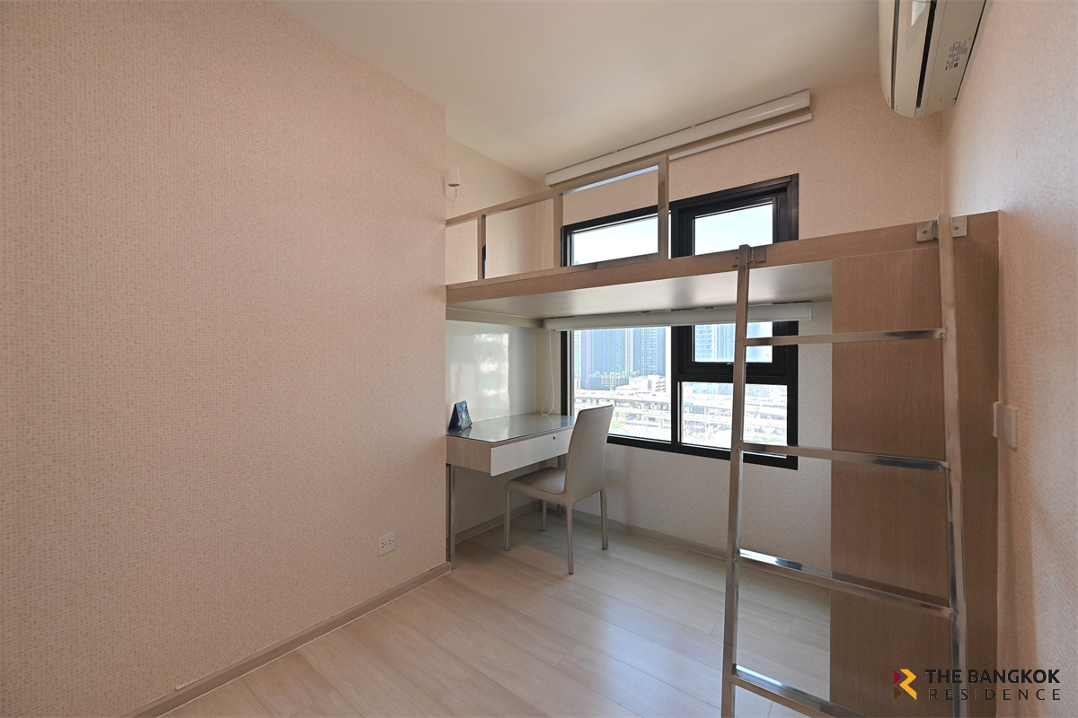 picture The Privilege of Luxury in an Economic Hub Location Life Asoke near MRT Phetchaburi Station - 3/10
