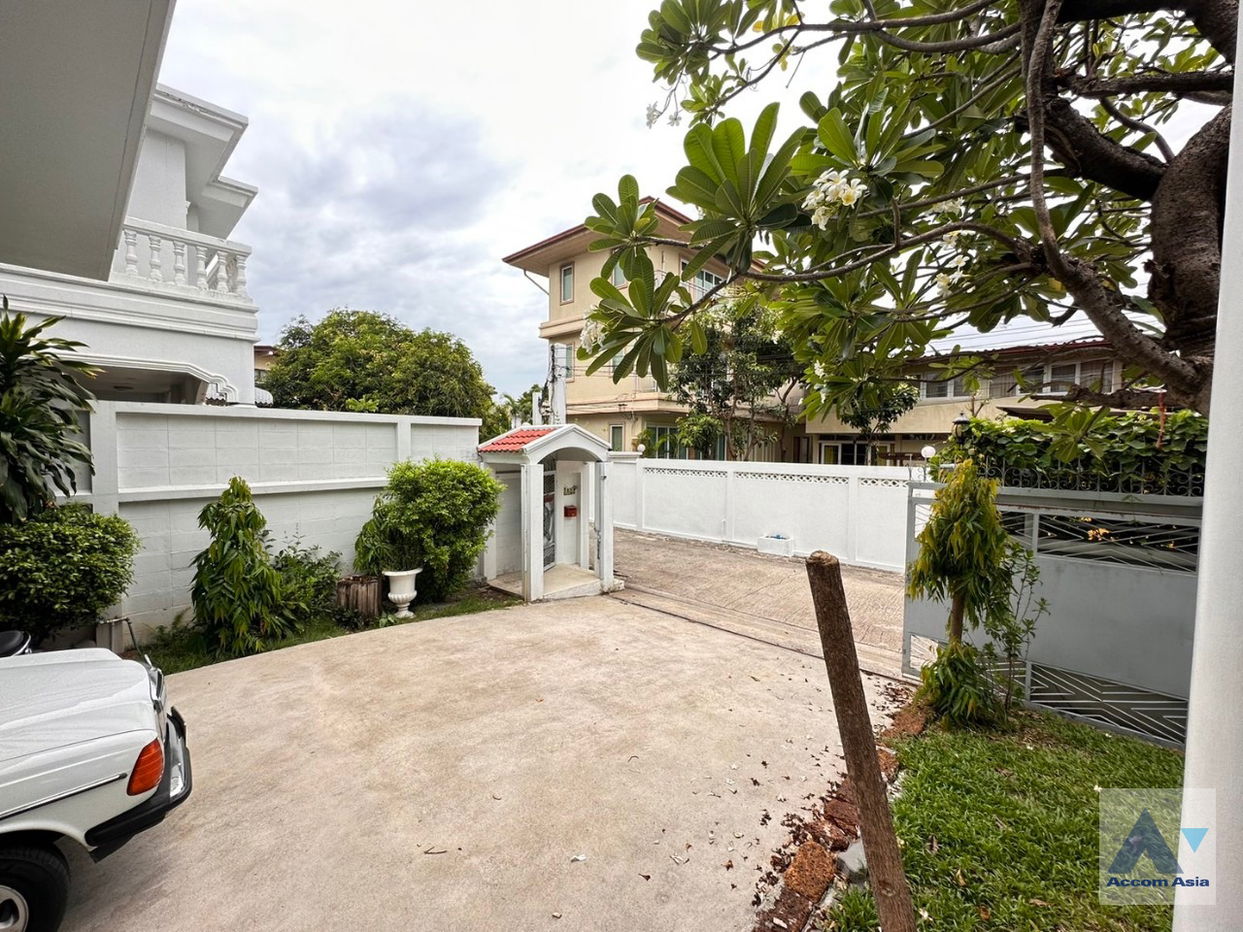 รูป 🔼🔽 AccomA 📩  Warm family house with wood floors and classic charm in Sathorn (AA35228) - รูปที่ 18/19