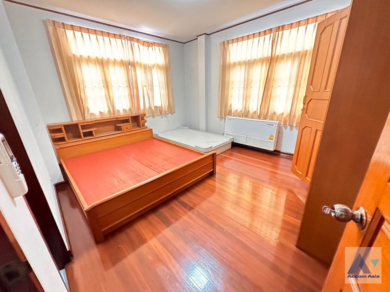 รูป 🔼🔽 AccomA 📩  Warm family house with wood floors and classic charm in Sathorn (AA35228) - รูปที่ 10/19