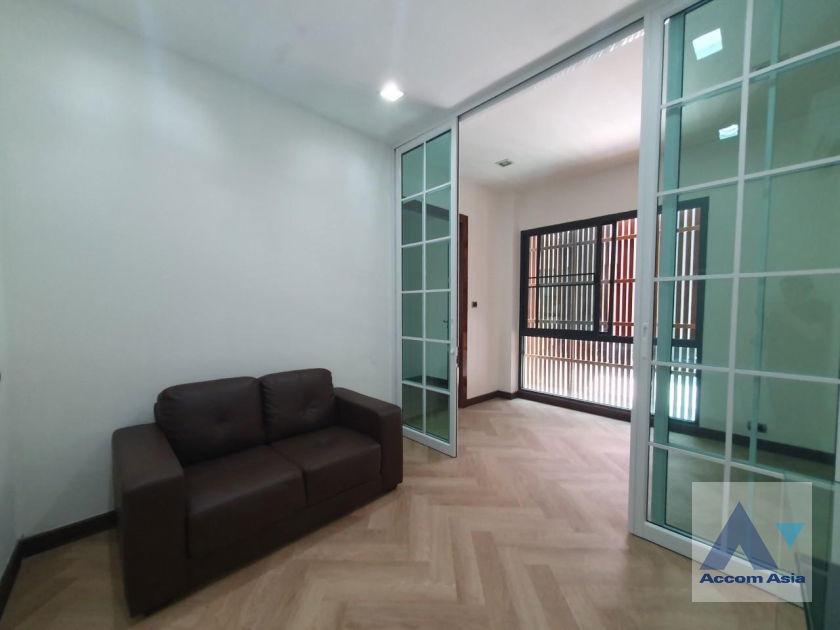 picture 🔼🔽 AccomA 📩 Big Balcony,Newly renovated,Fully Furnished 3 BR House in Khlong Ton Nuea (AA35536) - 16/20