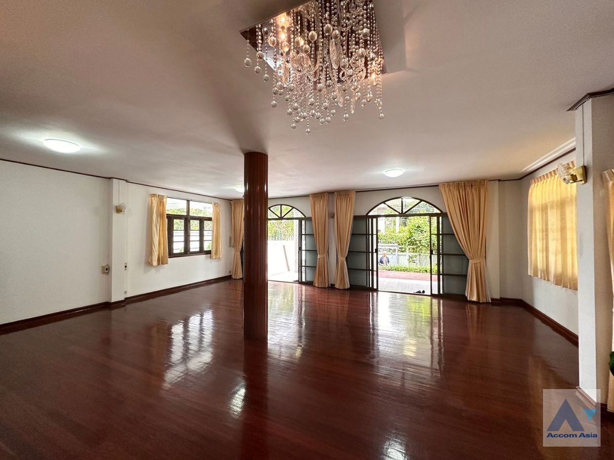 รูป 🔼🔽 AccomA 📩  Warm family house with wood floors and classic charm in Sathorn (AA35228) - รูปที่ 2/19