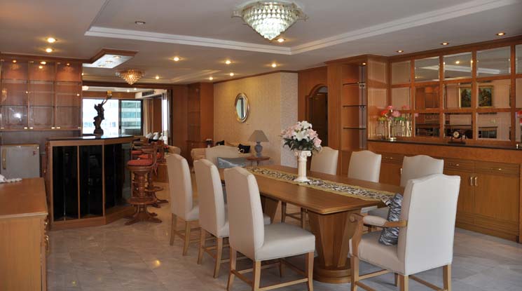 picture 🔼🔽 AccomA 📩 Spacious wood-accented condo with private pool at Windsor Tower (24602) - 7/13