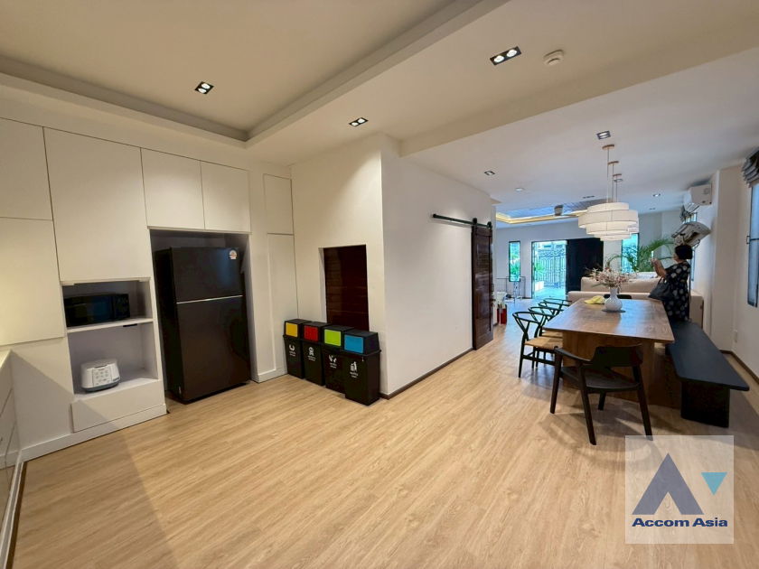 picture 🔼🔽 AccomA 📩  4 BR Townhouse in Khlong Ton Nuea (AA43819) - 4/20