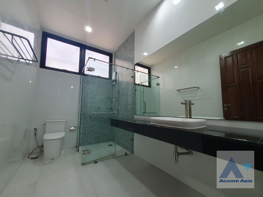 picture 🔼🔽 AccomA 📩 Big Balcony,Newly renovated,Fully Furnished 3 BR House in Khlong Ton Nuea (AA35536) - 10/20
