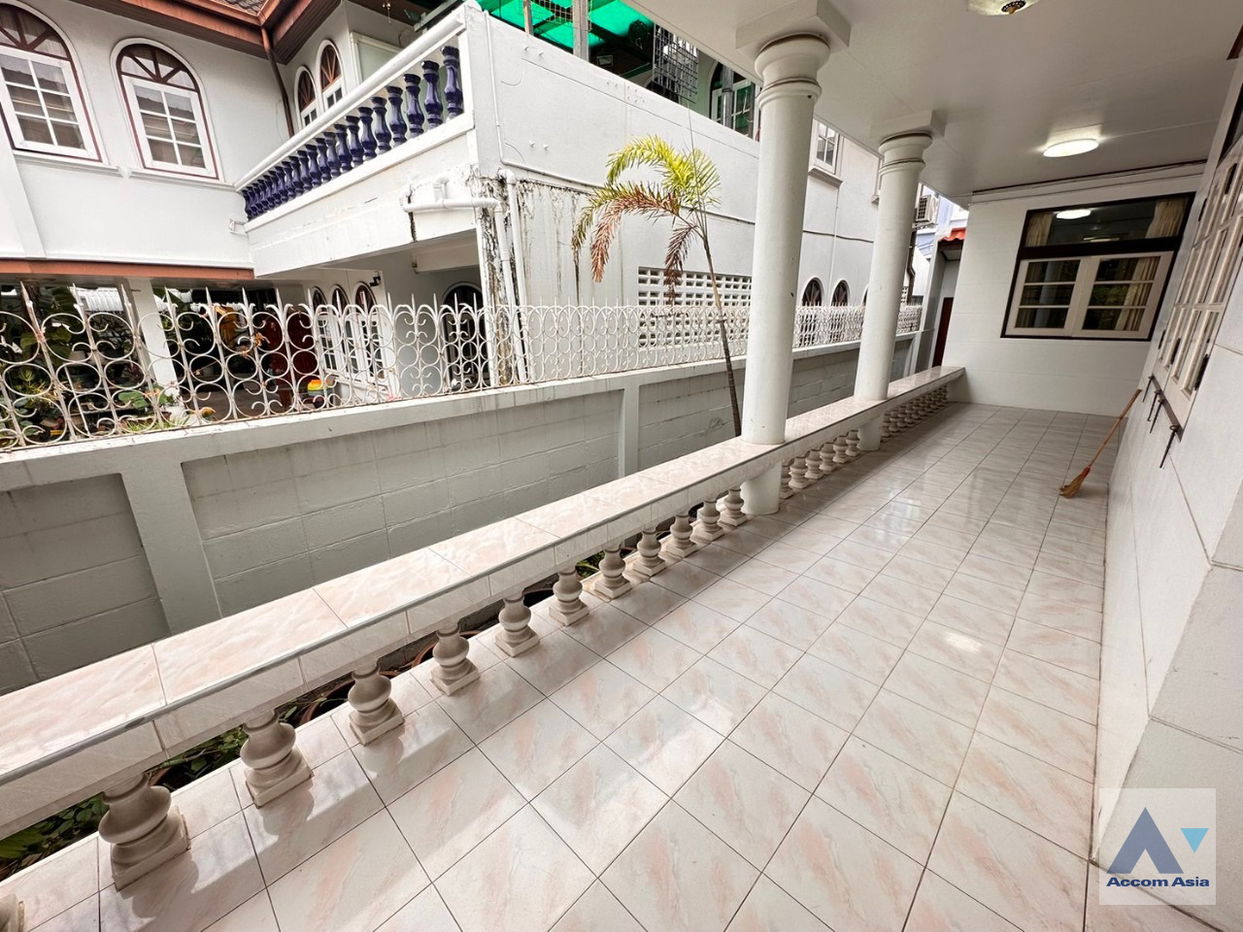 รูป 🔼🔽 AccomA 📩  Warm family house with wood floors and classic charm in Sathorn (AA35228) - รูปที่ 17/19