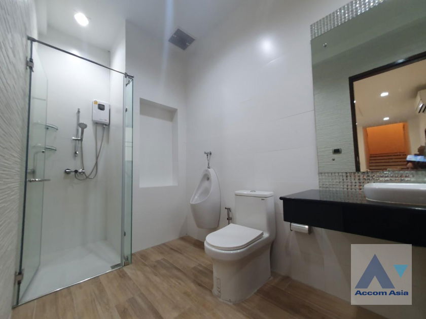 picture 🔼🔽 AccomA 📩 Big Balcony,Newly renovated,Fully Furnished 3 BR House in Khlong Ton Nuea (AA35536) - 6/20