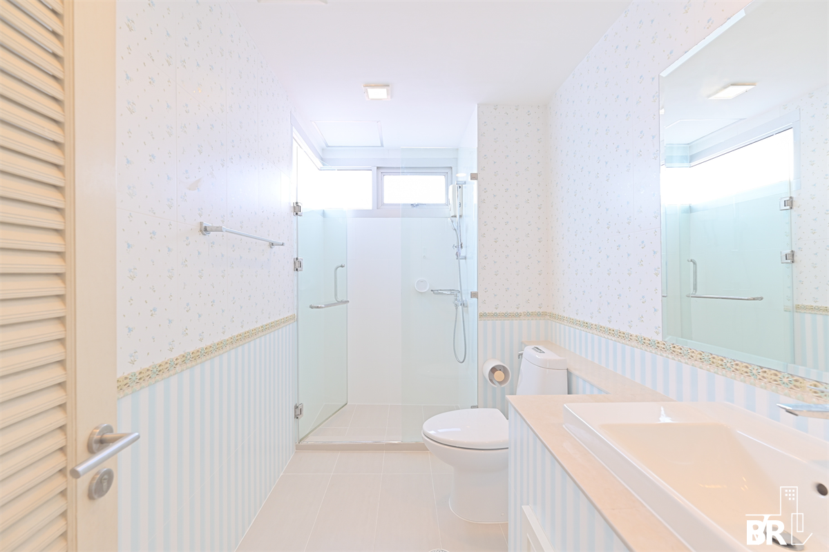 picture Nusasiri Grand Condo near BTS Ekkamai Luxuriously Elevated Unit - 3/10
