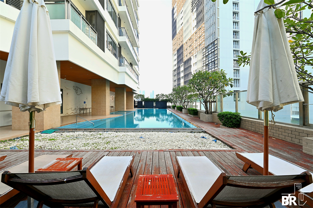picture Bright 24 Premium Luxury Condo in Prime Location - 7/9