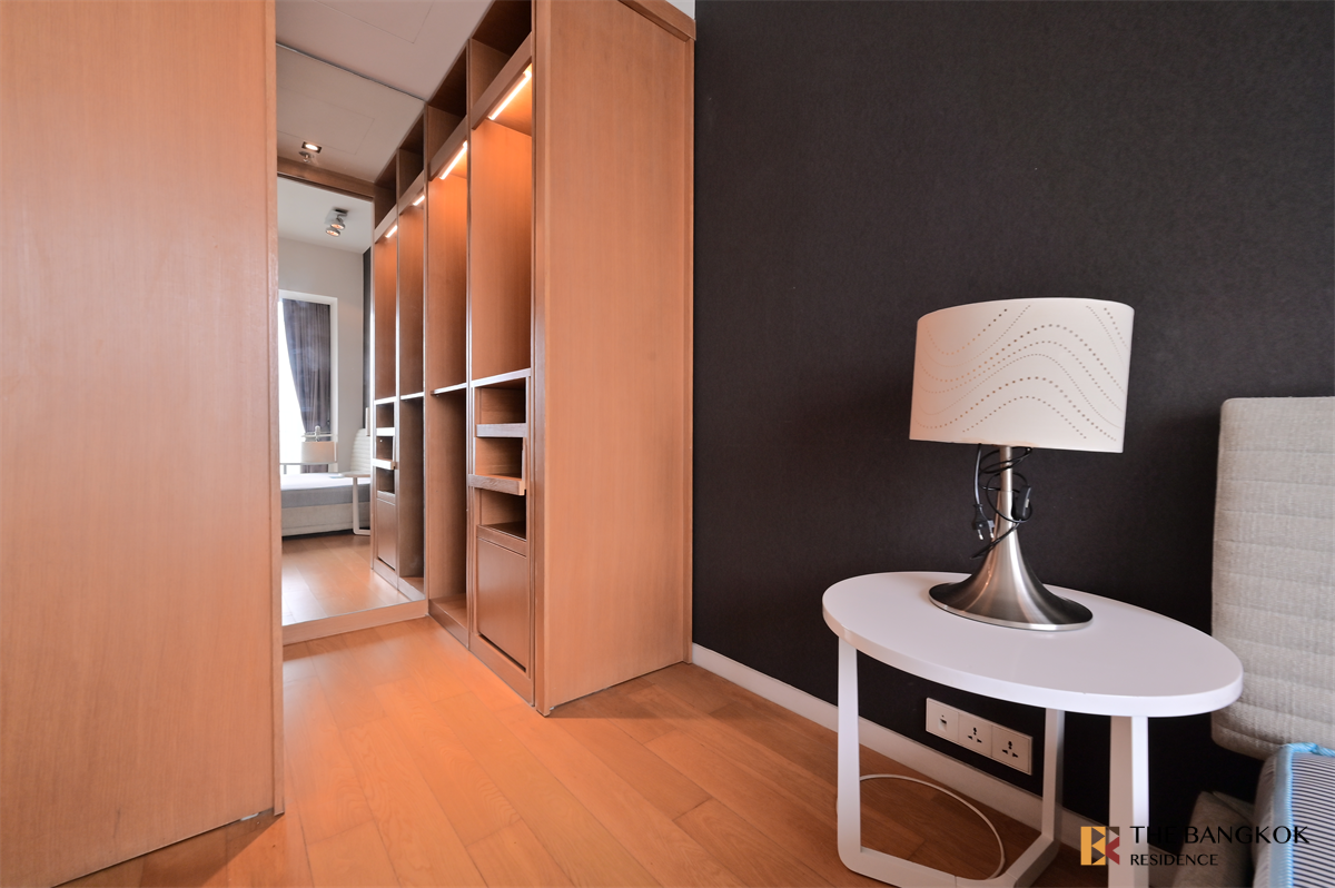 picture The Met Luxury Condo in Central City Location - 7/10
