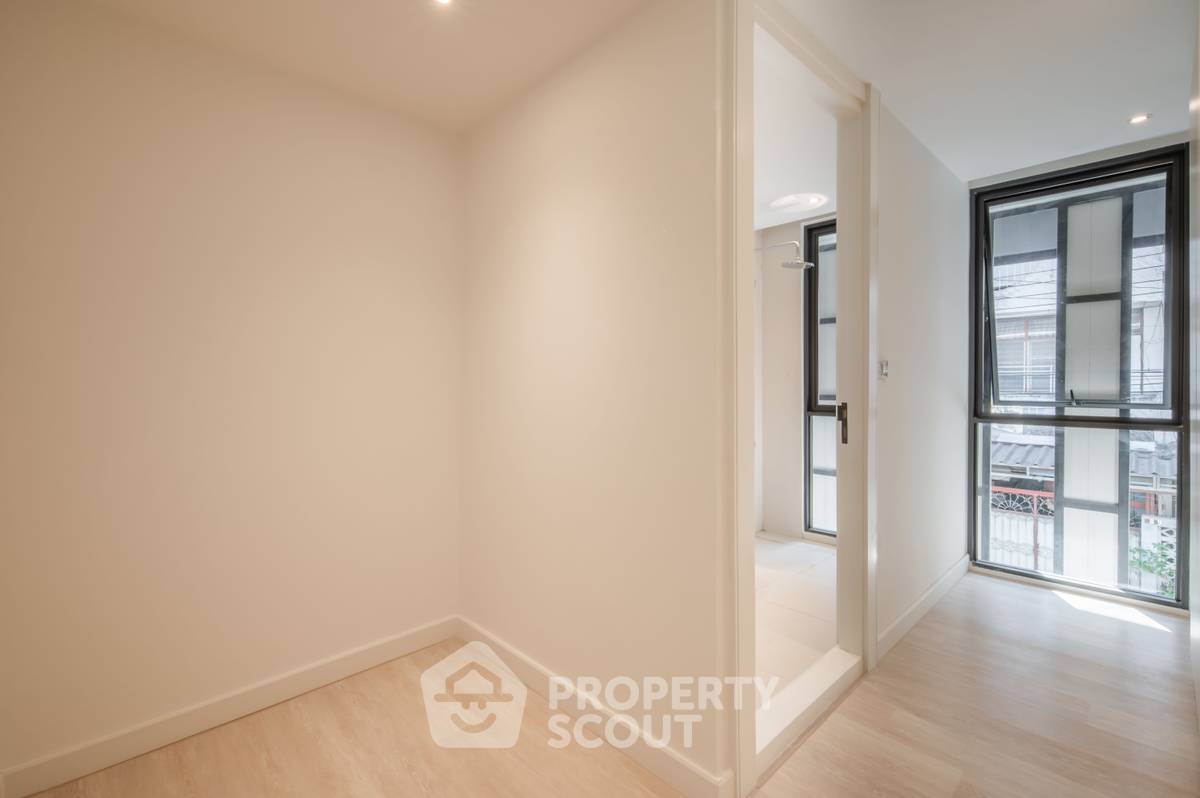 picture 2-BR Townhouse near BTS Phra Khanong (ID 2094575) - 7/18