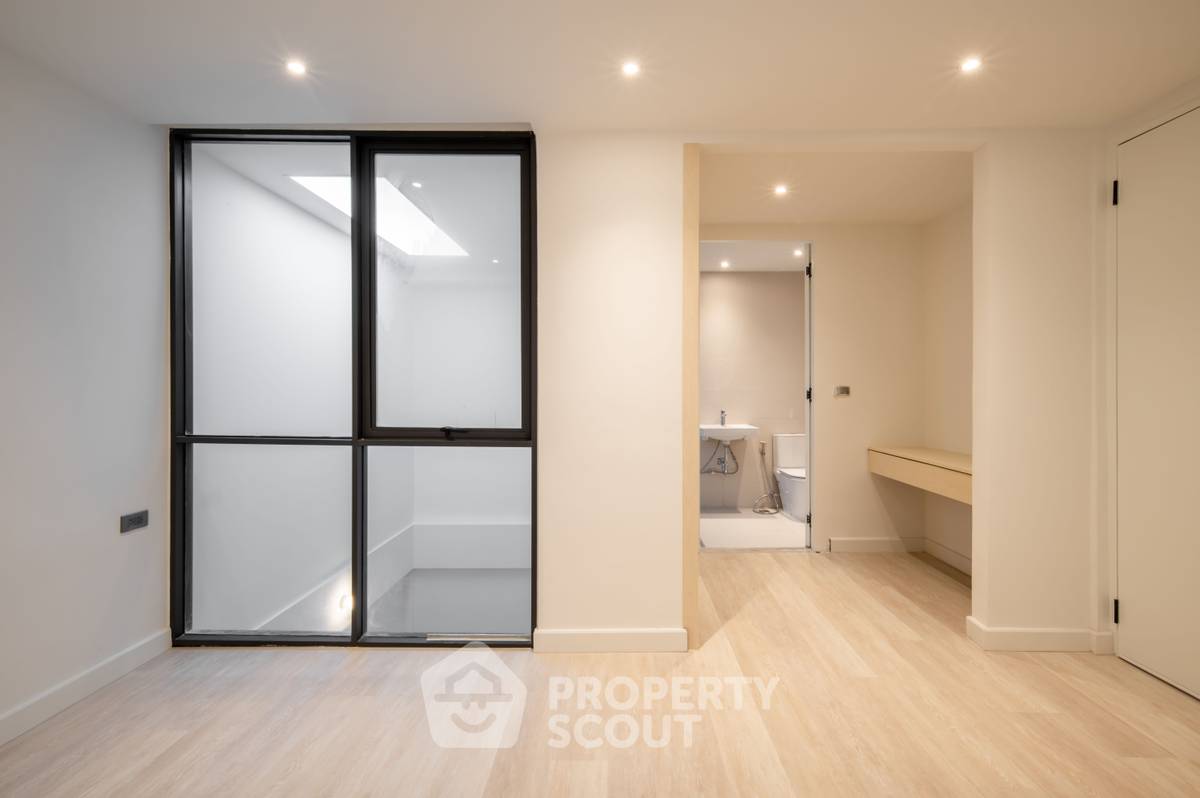 picture 2-BR Townhouse near BTS Phra Khanong (ID 2094575) - 12/18