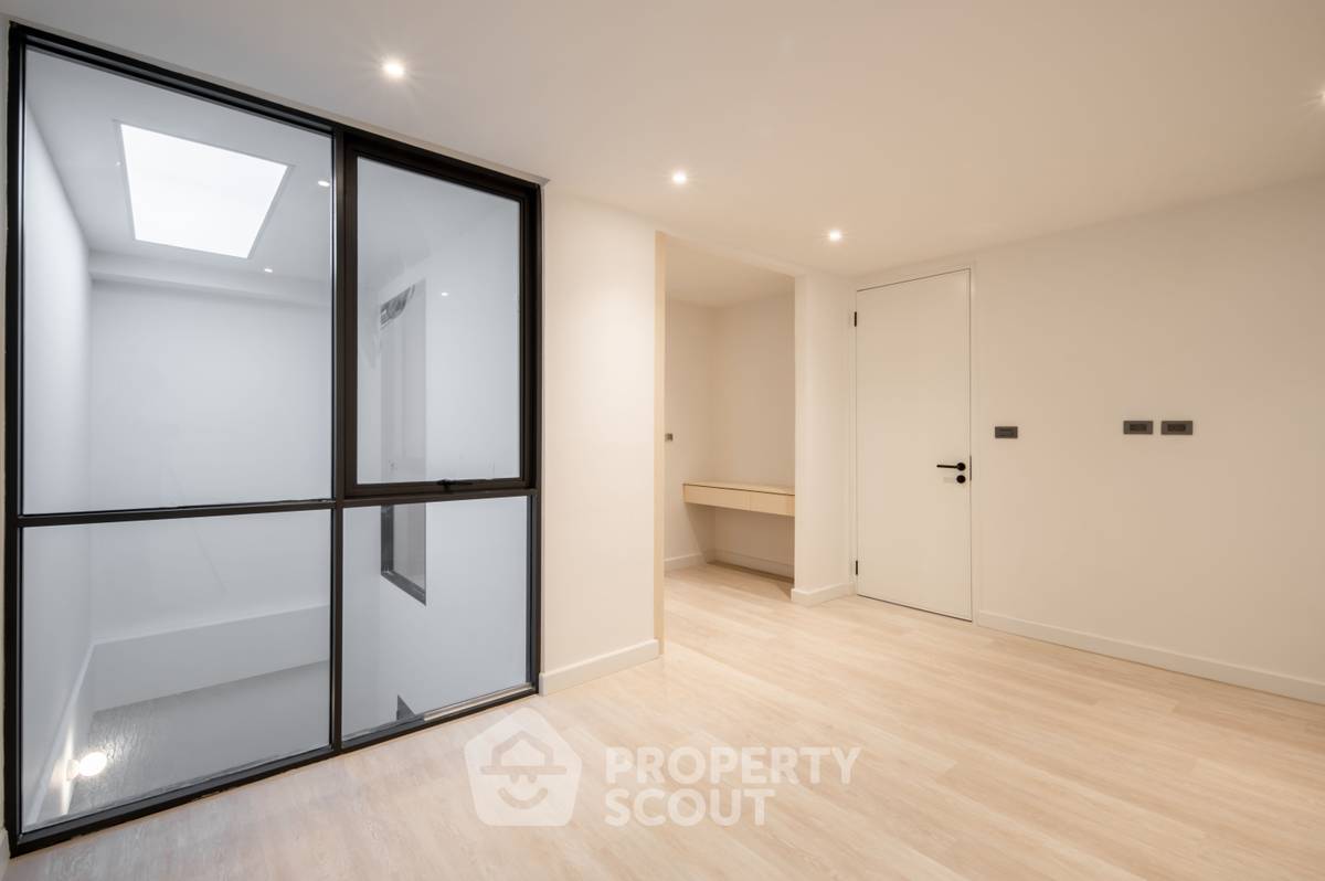 picture 2-BR Townhouse near BTS Phra Khanong (ID 2094575) - 9/18