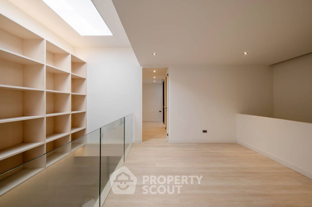 picture 2-BR Townhouse near BTS Phra Khanong (ID 2094575) - 10/18