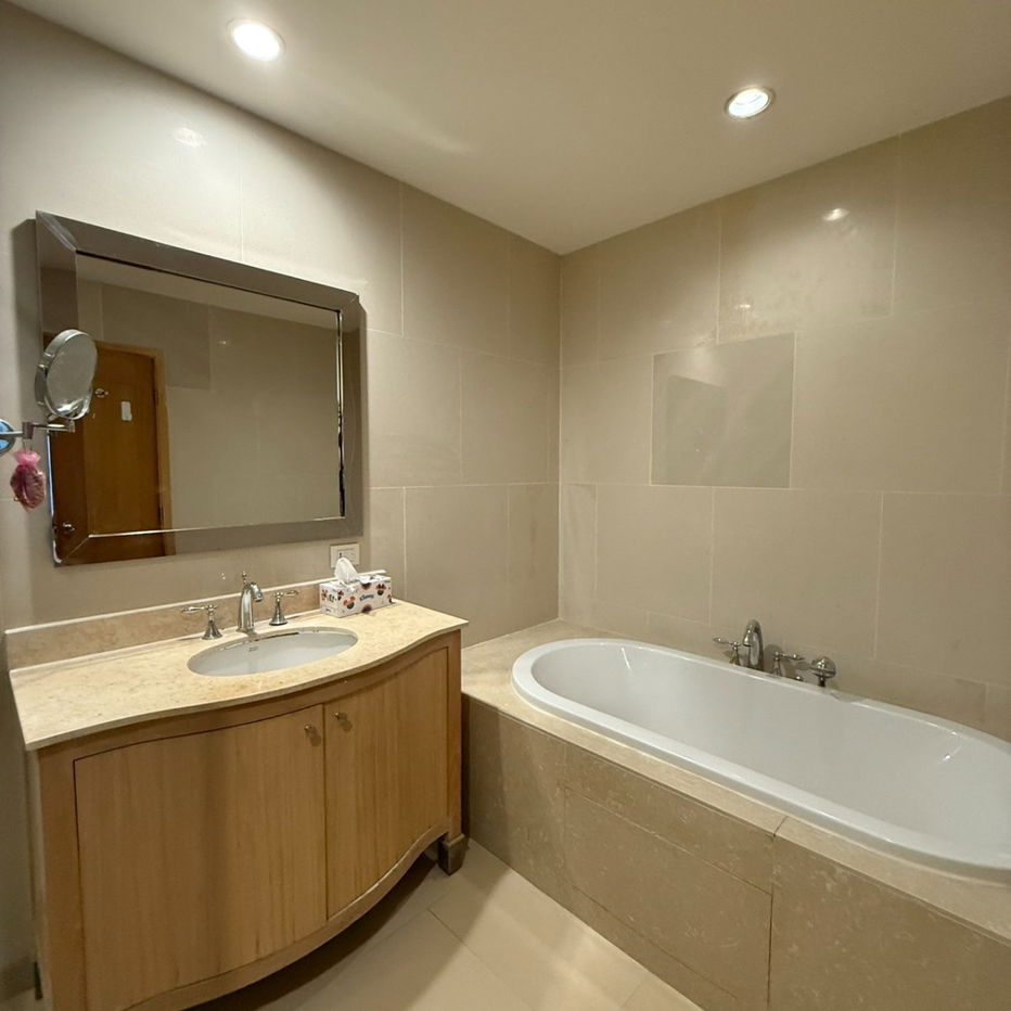 รูป The Empire Place  - 2 bedrooms for RENT ONLY 50K - รูปที่ 9/13