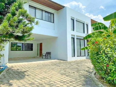 Paseo Town 600 m. MRT Sammakorn 700m. For rent exclusive 2-storey house 102sq.wa. 302sq.m. Heatfiel