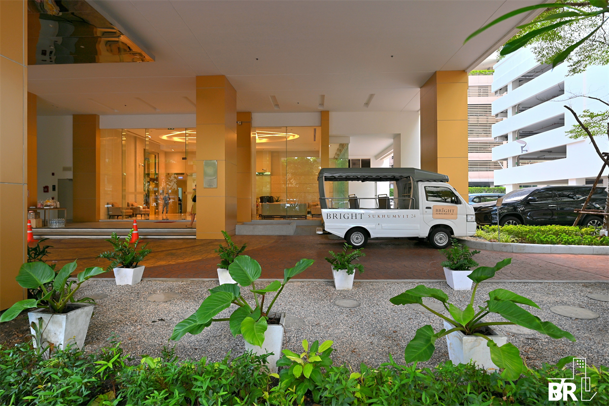 picture Bright 24 Premium Luxury Condo in Prime Location - 1/9