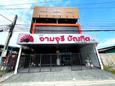 บ้านเดี่ยว เมืองชลบุรี ชลบุรี : ขายด่วน บ้านเดี่ยว 3 ชั้น ตกแต่งสไตล์โมเดิร์นกว่า 5 ล้านบาท ทำเลทอง อยู่ตรงข้ามห้างเซ็นทรัล ชลบุรี